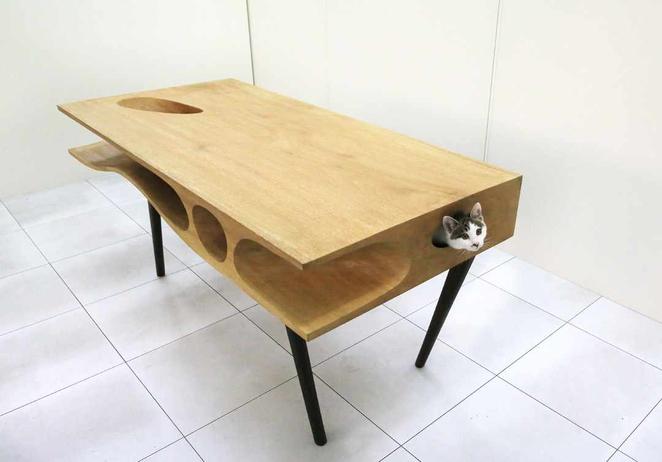 Table permettant aux chats de se faufiler à travers les espaces conçus à cet effet – Crée par LYCS Architecture