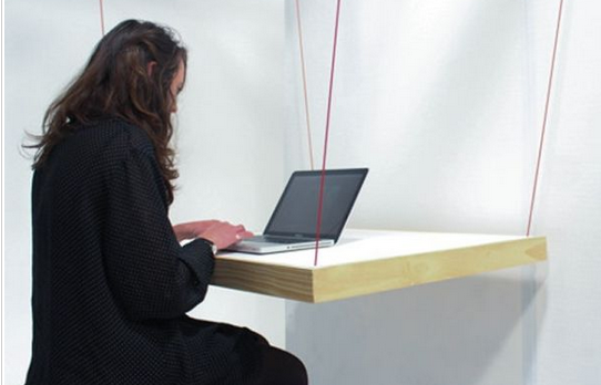 Un système de suspensions permet de relever cette table pour utiliser les accroches sous celle-ci et suspendre son linge.
