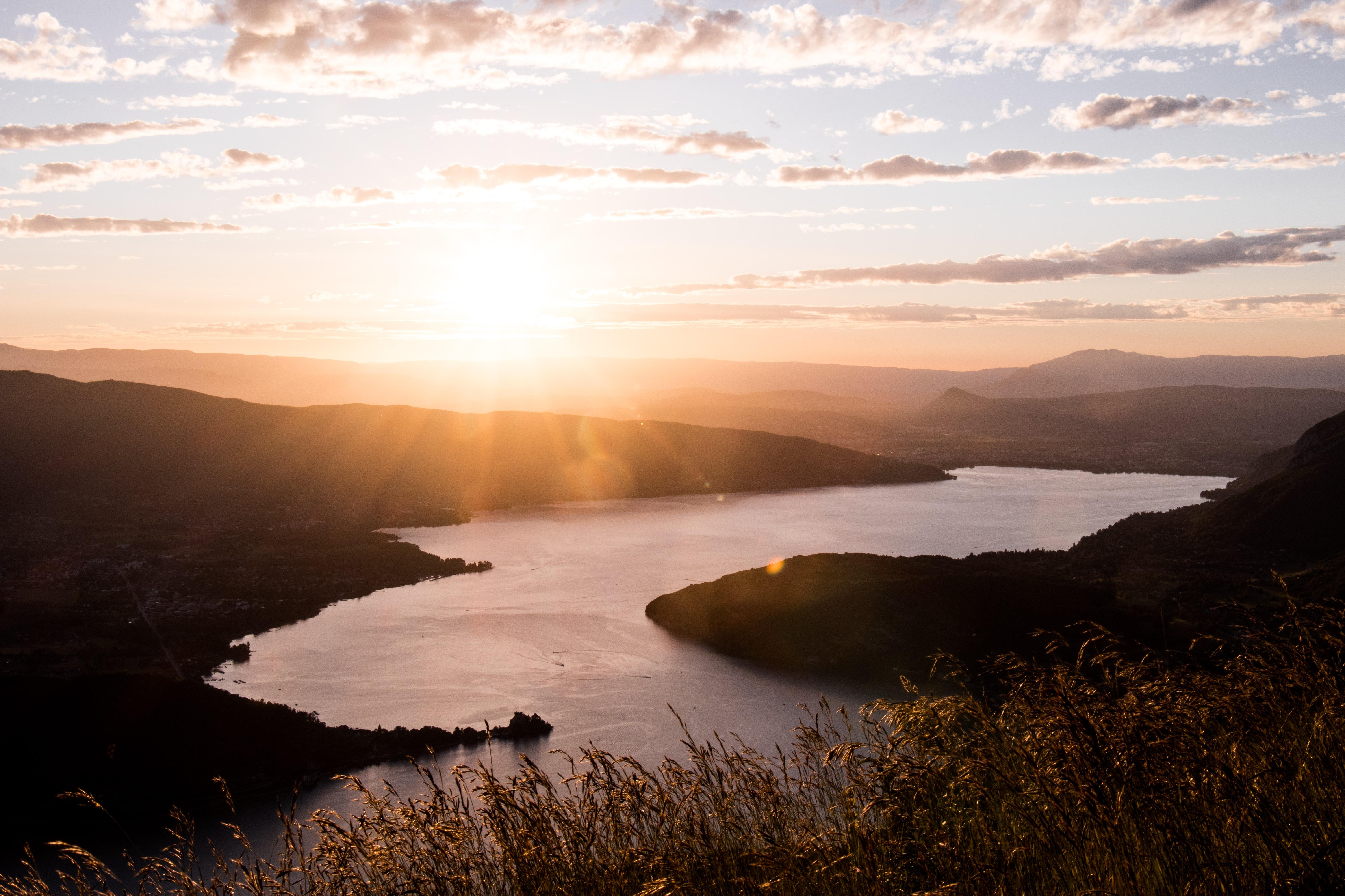 soleil couchant sur le lac d'annecy