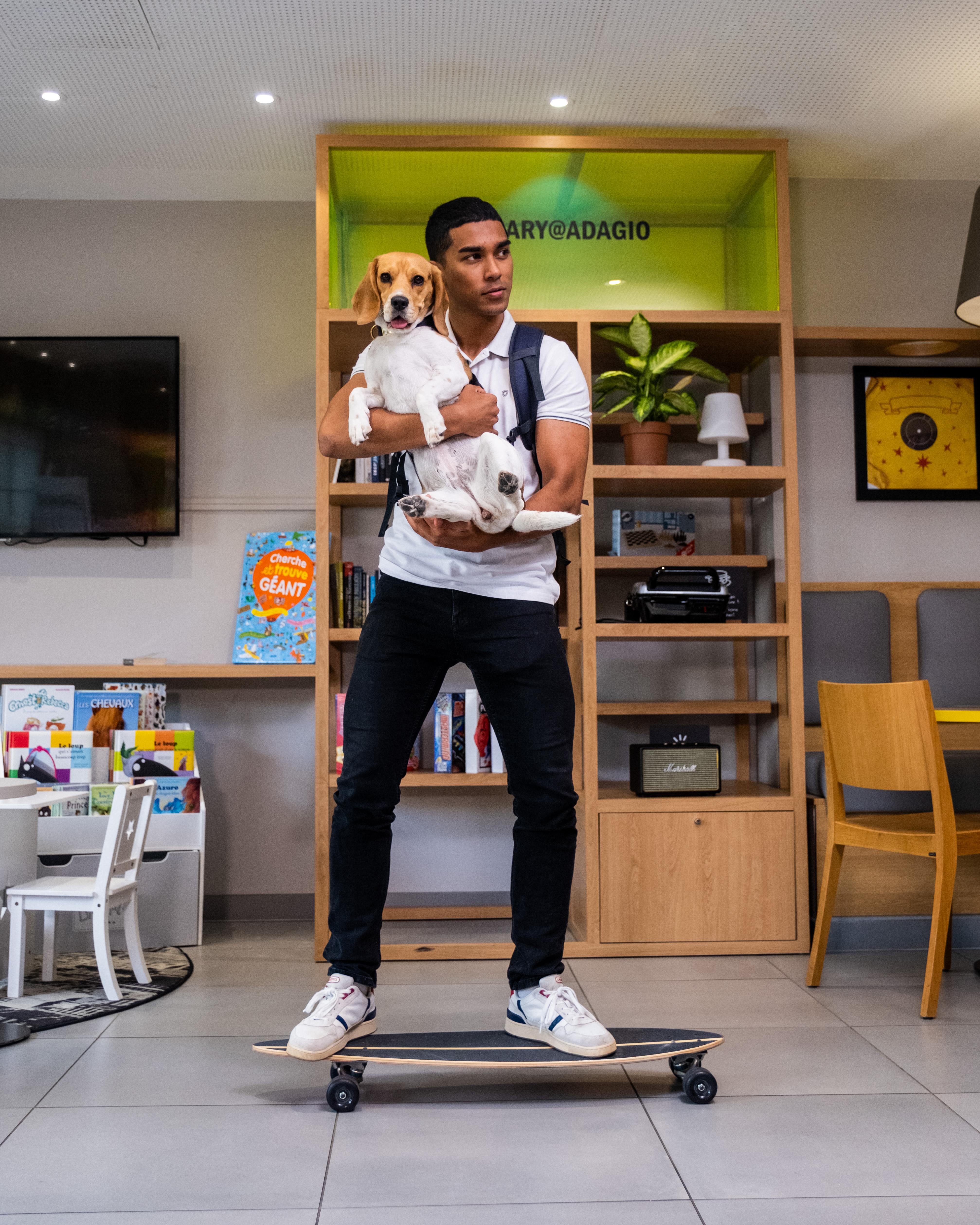 Faire du skateboard avec son chien 