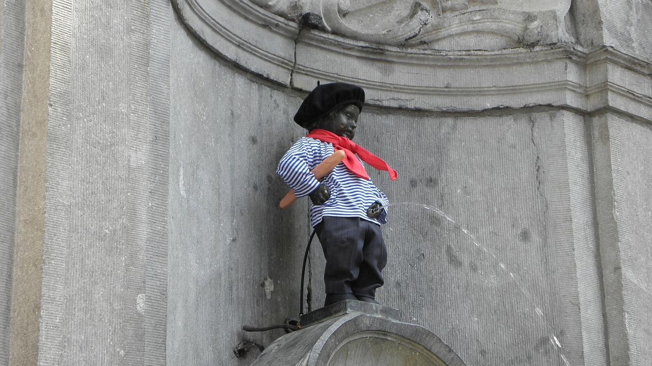 Le Manneken pis de Bruxelles en costume français 