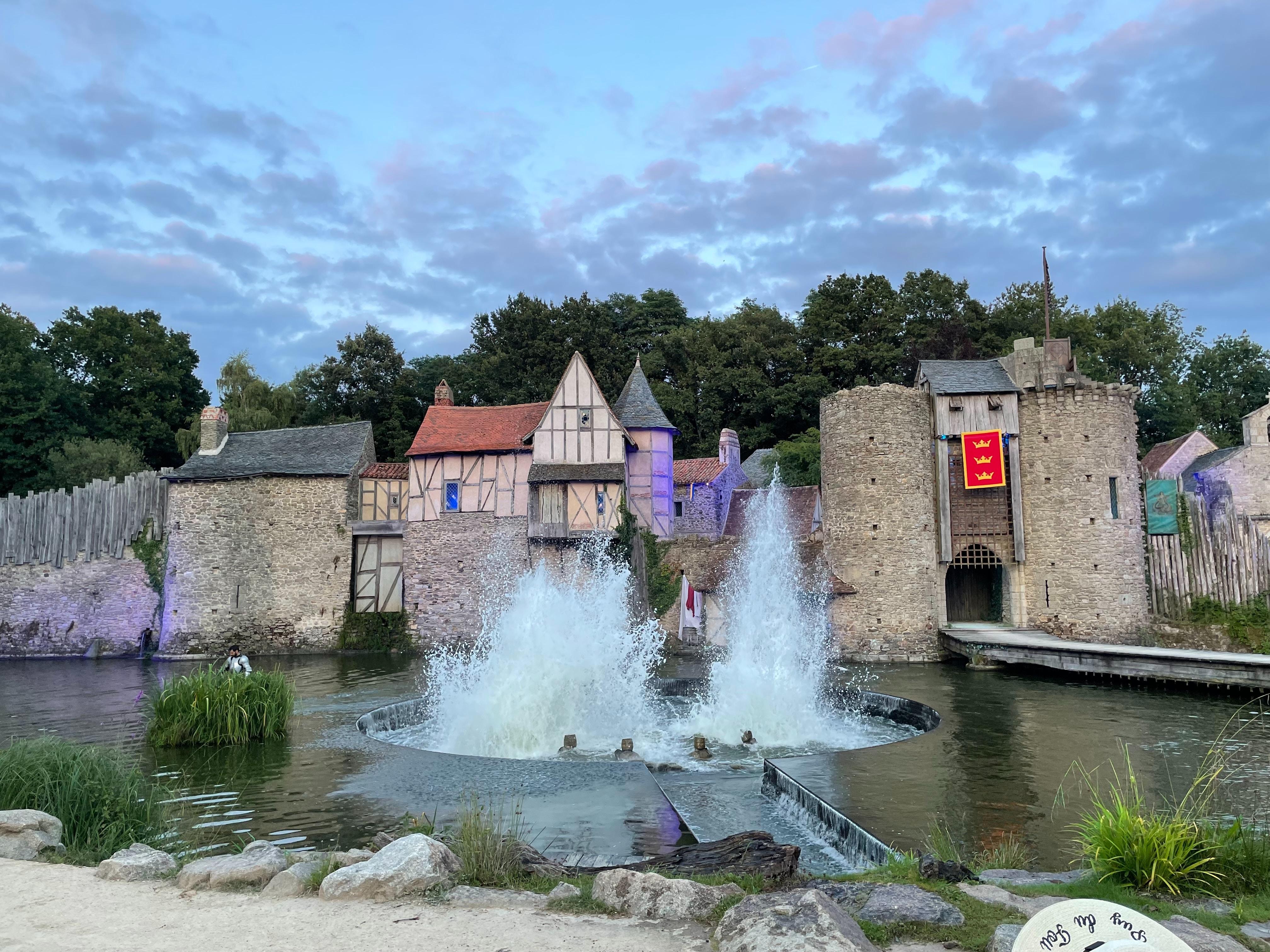 Les jets d'eau devant le château du Puy du fou