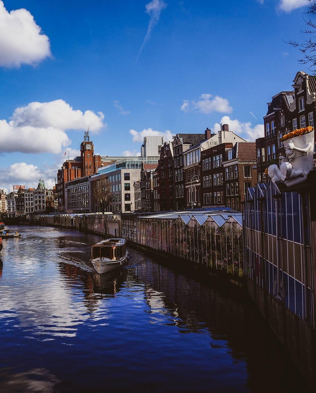 Le marché aux fleurs d'Amsterdam, vu du canal