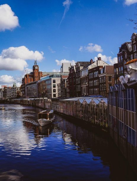 Le marché aux fleurs d'Amsterdam, vu du canal