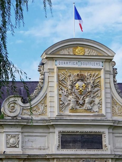 Le fronton de la porte du parc de la Citadelle à Lille