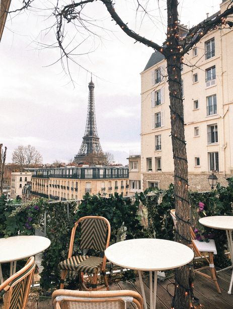 Le café du palais de Tokyo avec vue sur la tour Eiffel 