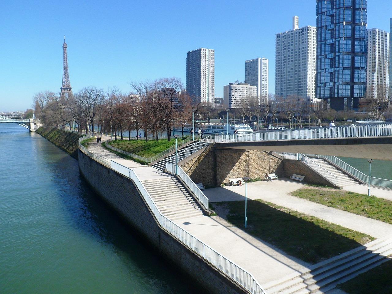 L'île aux cygnes et la vue sur la tour Eiffel