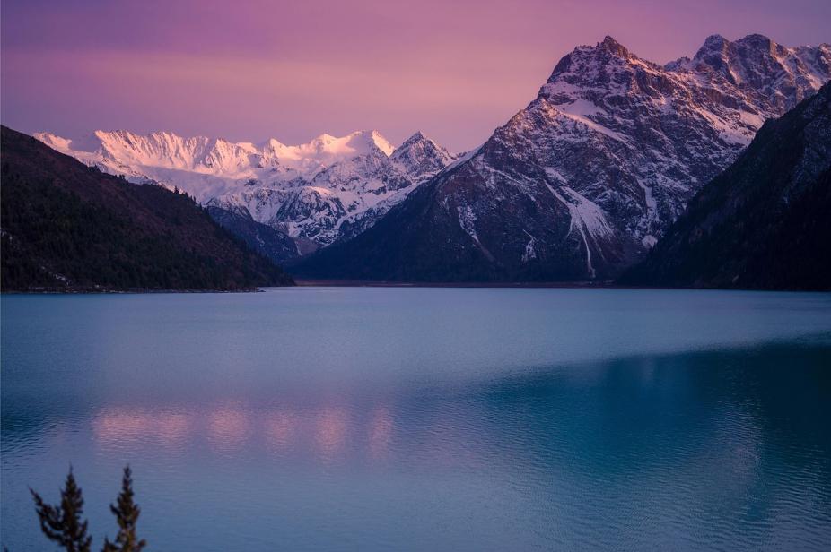 Coucher de soleil d'hiver sur un lac du Sichuan, près de Chengdu