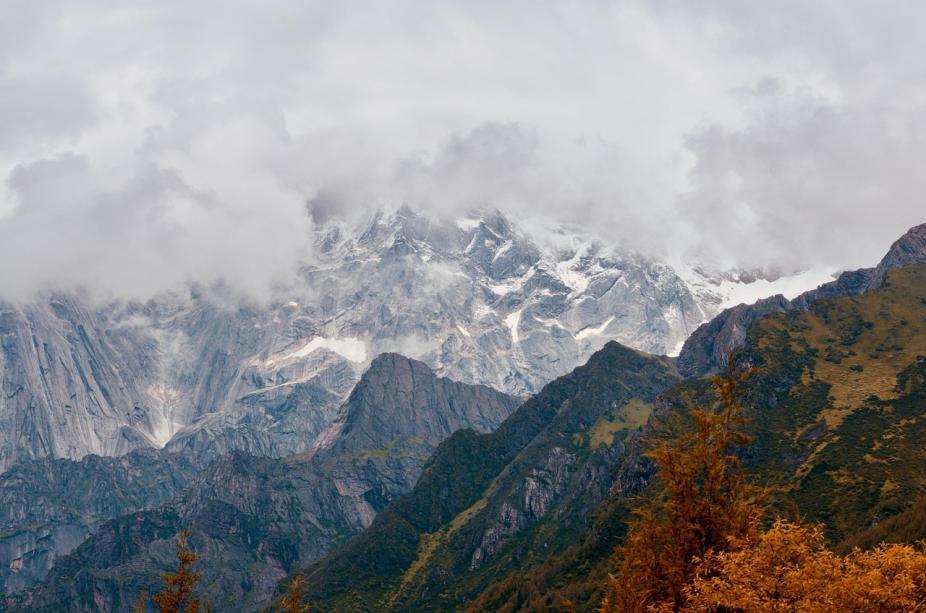 Les montagnes du Sichuan à l'automne