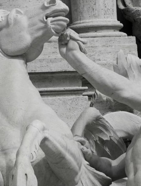 Triton et son cheval fougueux, à gauche de la fontaine de Trévi, à Rome