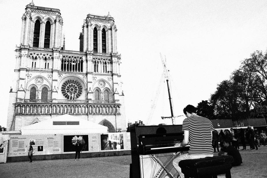 Un pianiste devant Notre-Dame 