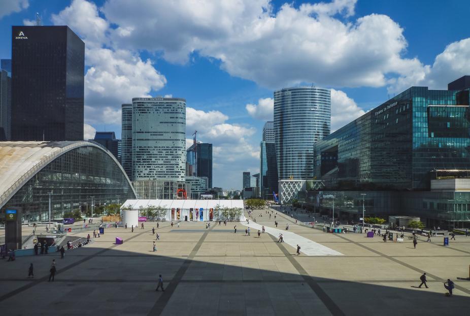 L'esplanade de la Défense, à Paris