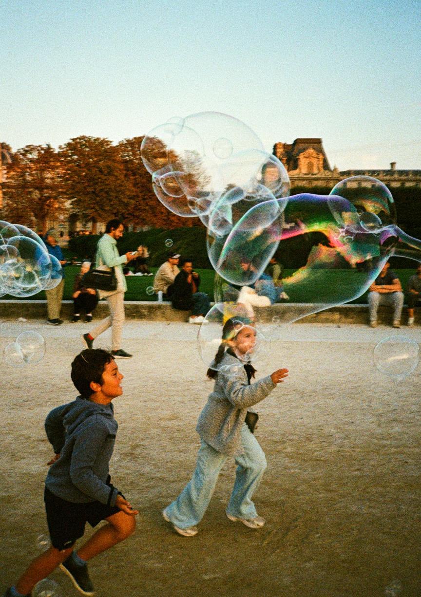 Des enfants qui jouent dans le jardin du Luxembourg, à Paris