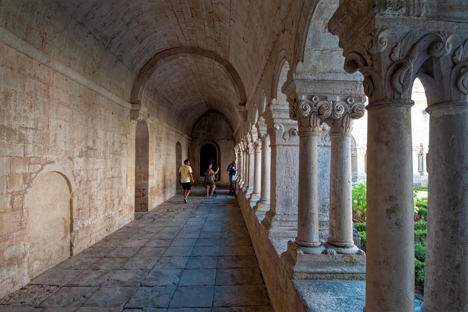 Le cloître de l'abbaye de Sénanque, près de Gordes 