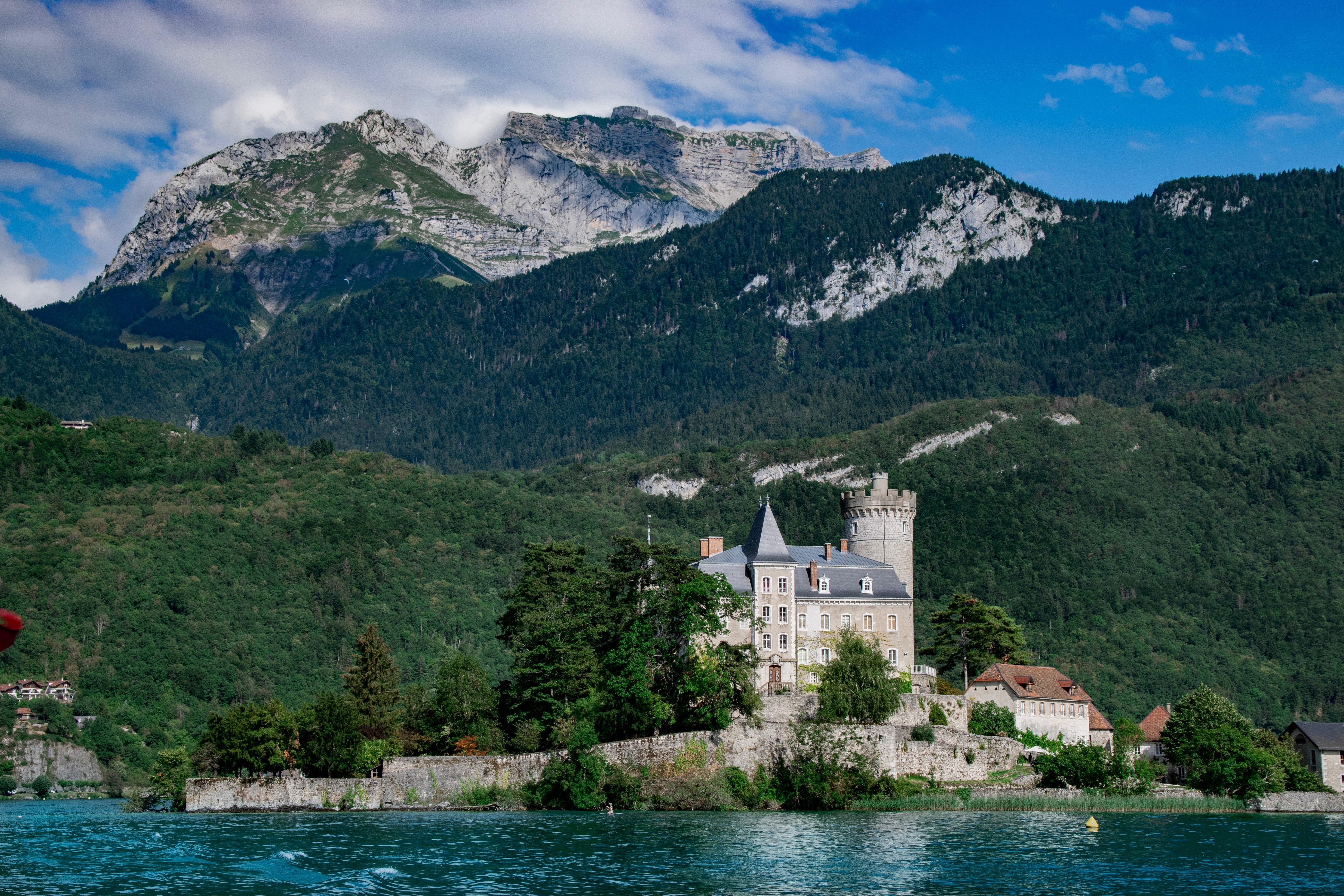 Chateau du lac d'annecy