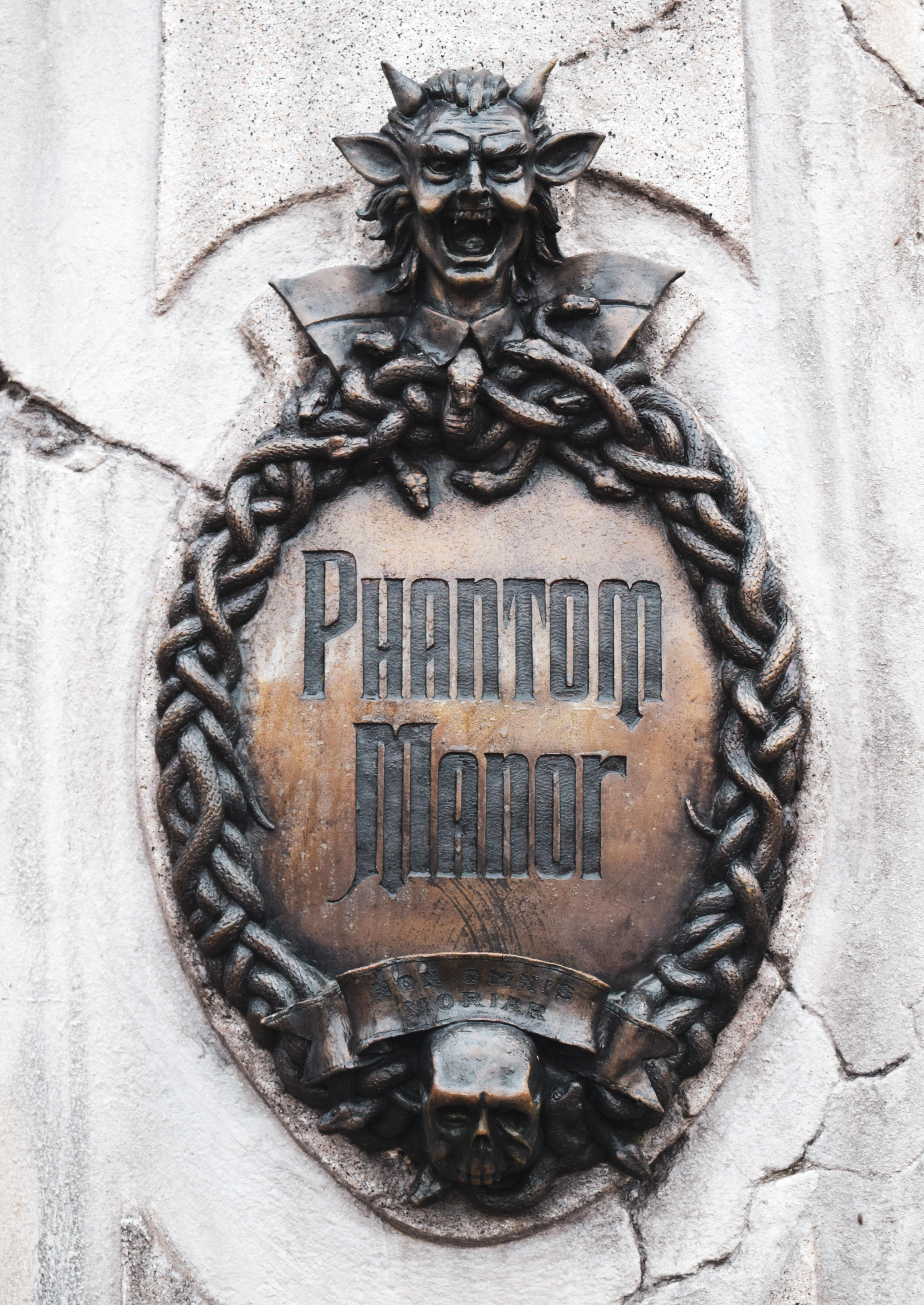 Sur la porte du manoir hanté de Disneyland Paris 
