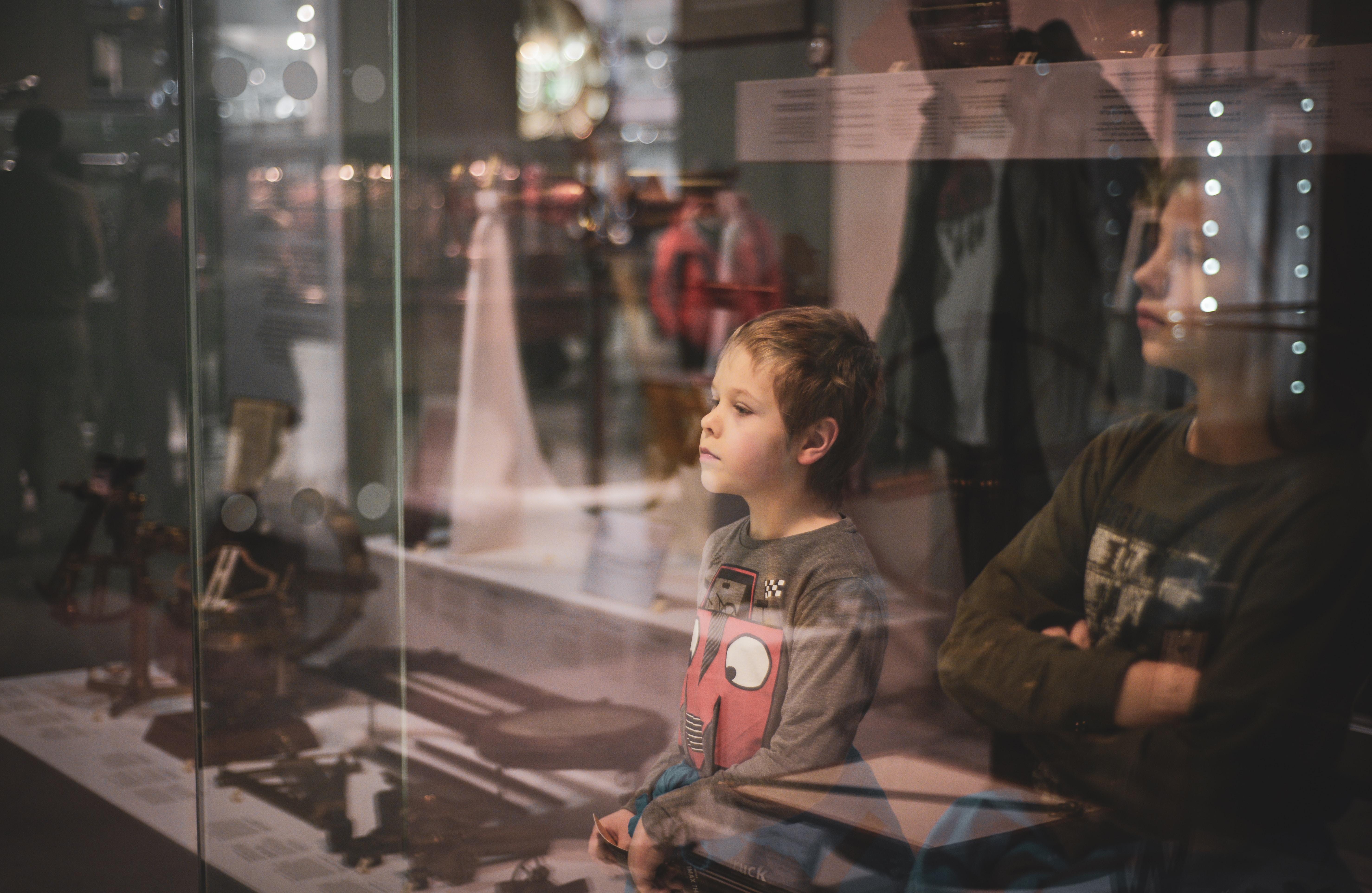 Enfant à l'exposition sur l'espace au musée des sciences de Londres