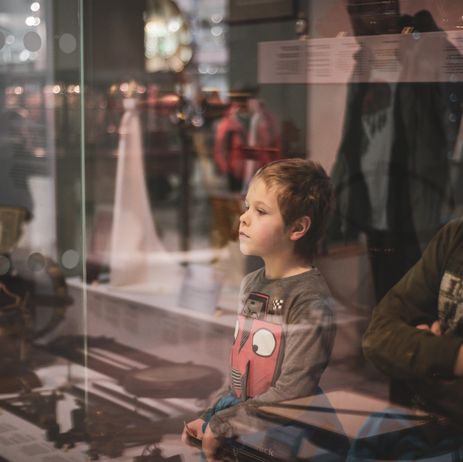Enfant à l'exposition sur l'espace au musée des sciences de Londres