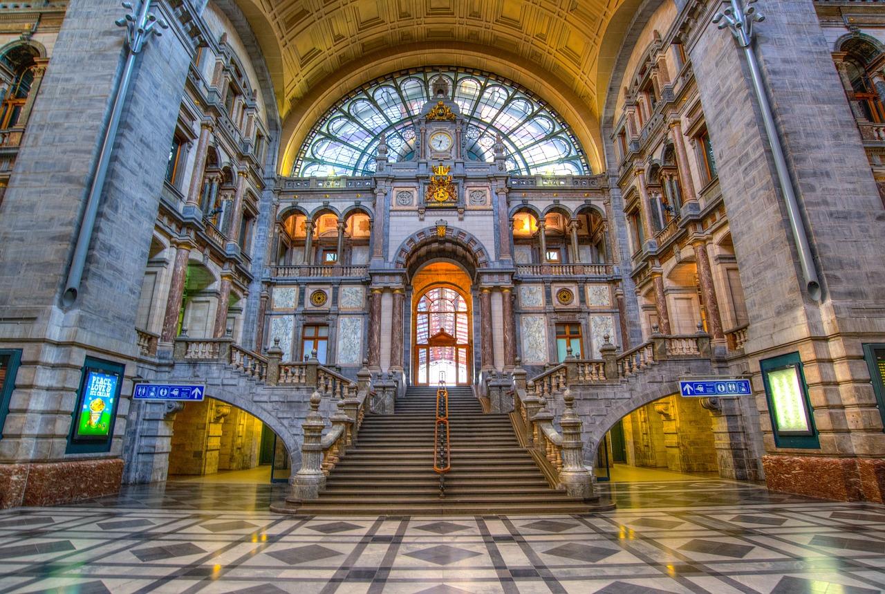 La salle des pas perdus de la gare d'Anvers Central 