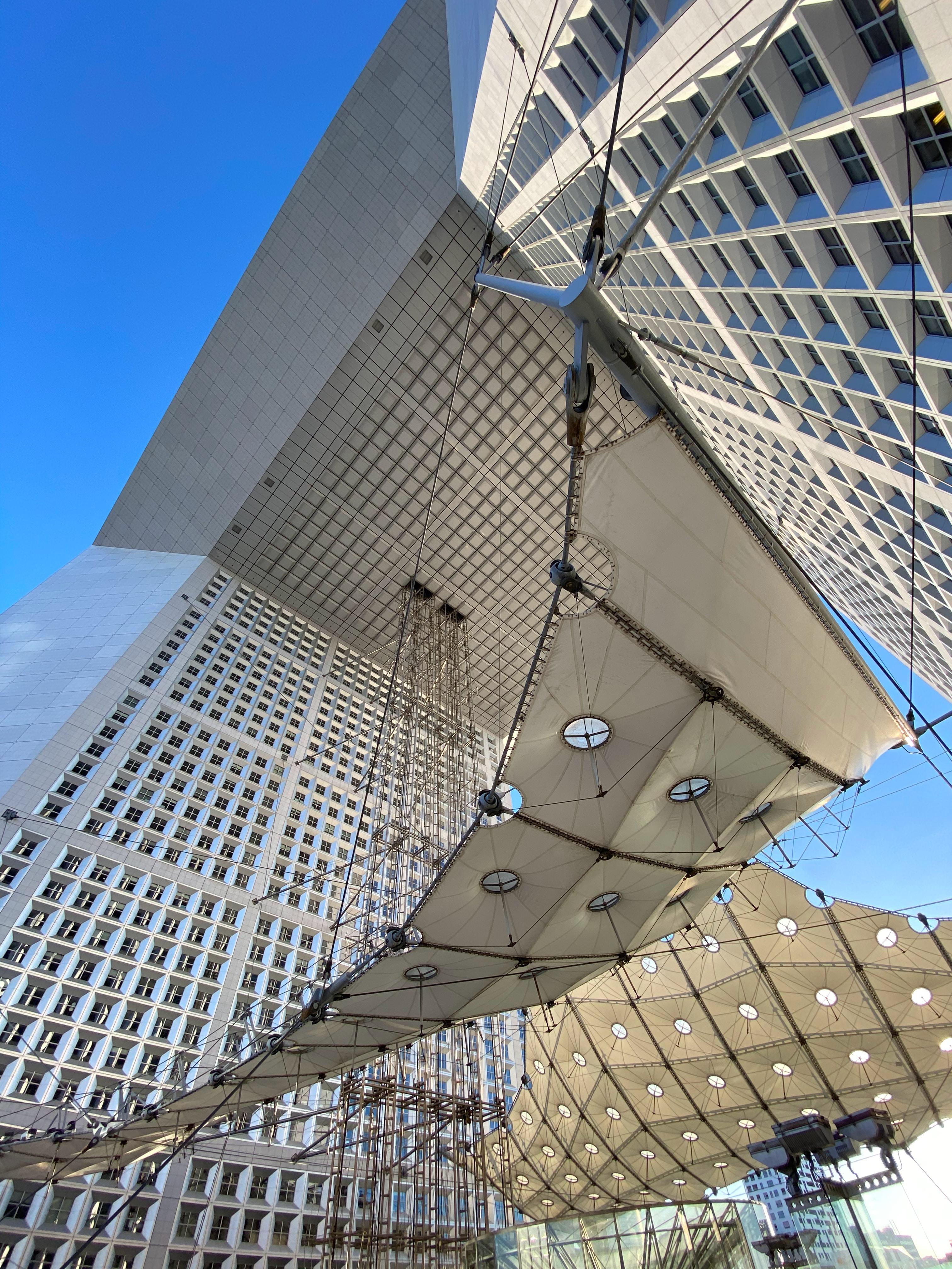 Sous la grande Arche de la Défense 