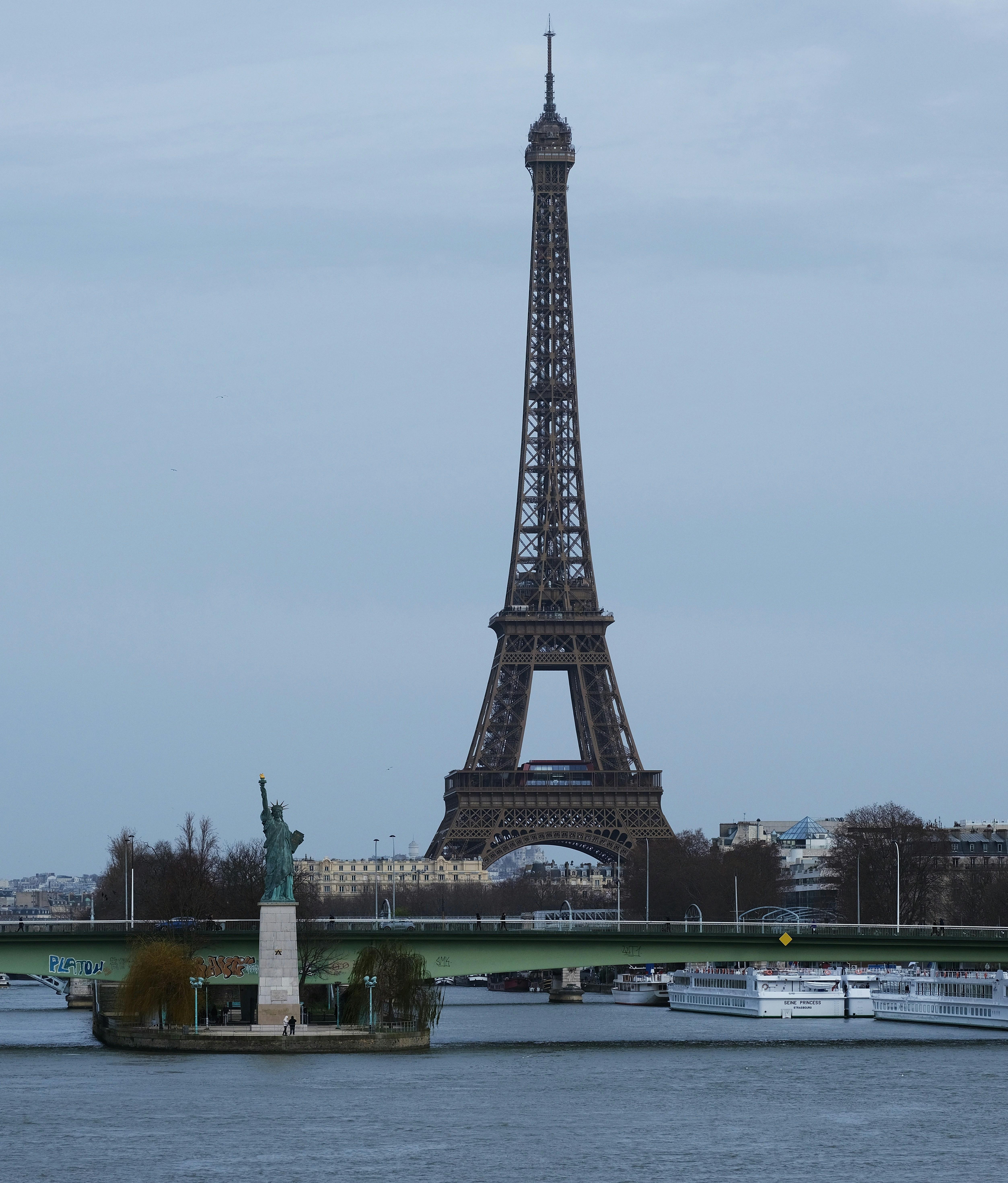 L'île aux cygnes et la tour Eiffel 