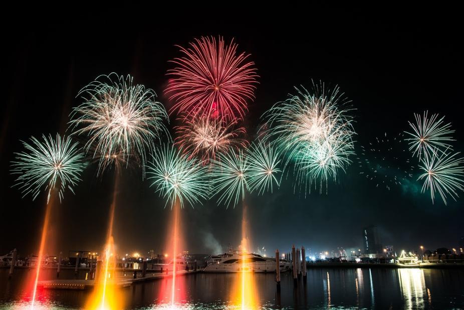 Les feux d'artifice dans le ciel de Dubaï 