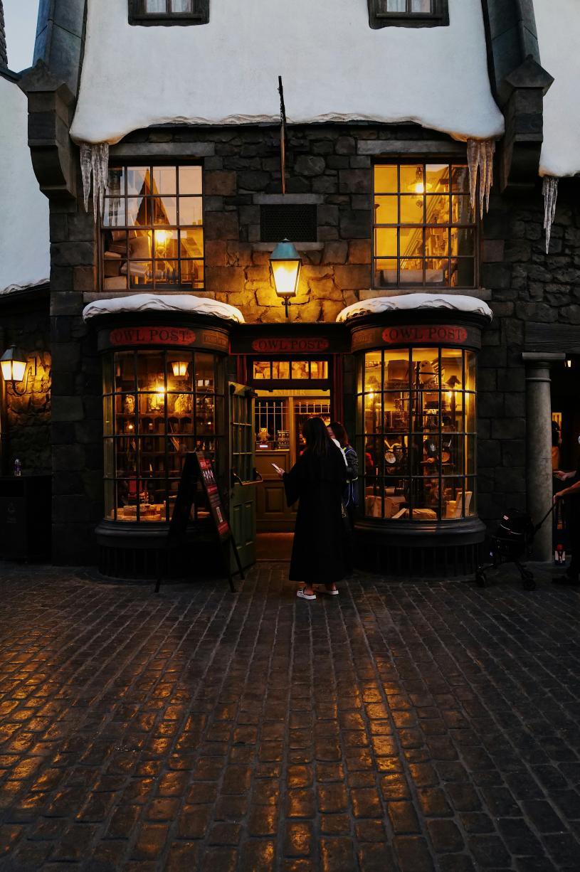 Un bureau de poste, dans le quartier des sorciers des studios Harry Potter, à Londres