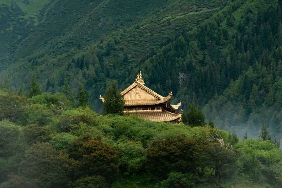 Un temple au dessus des brumes d'été, près de Chengdu