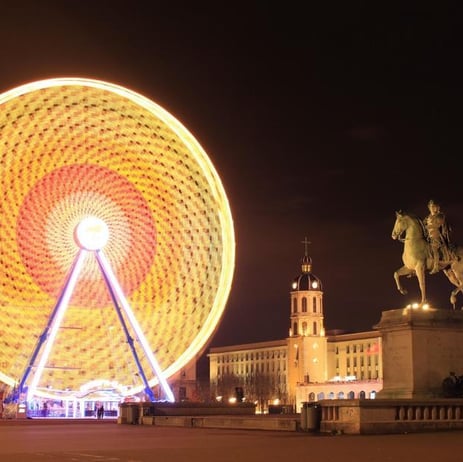 La grande roue de la place Bellecour pendant la fête des Lumières à Lyon