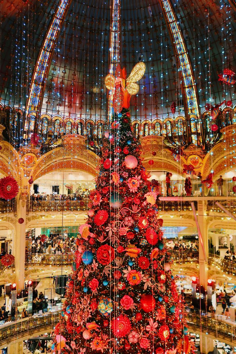 Les décors sous la coupole des Galeries Lafayette à Paris 