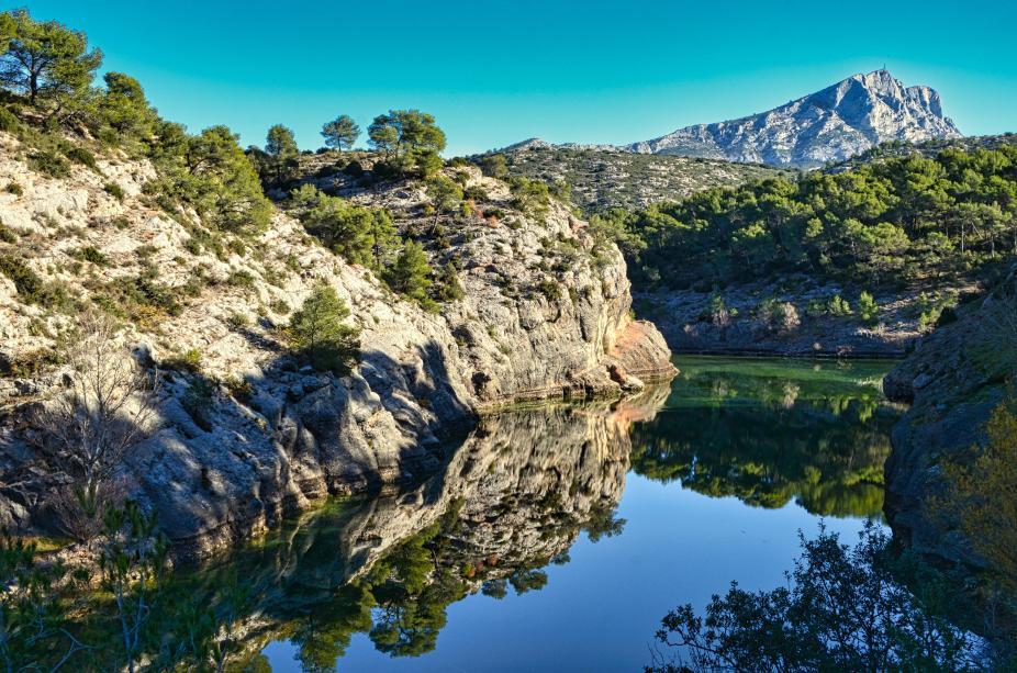 Vue du lac sur la Sainte-Victoire 