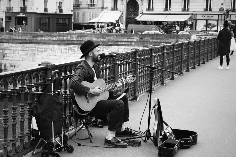 Un guitariste sur un pont de Paris 