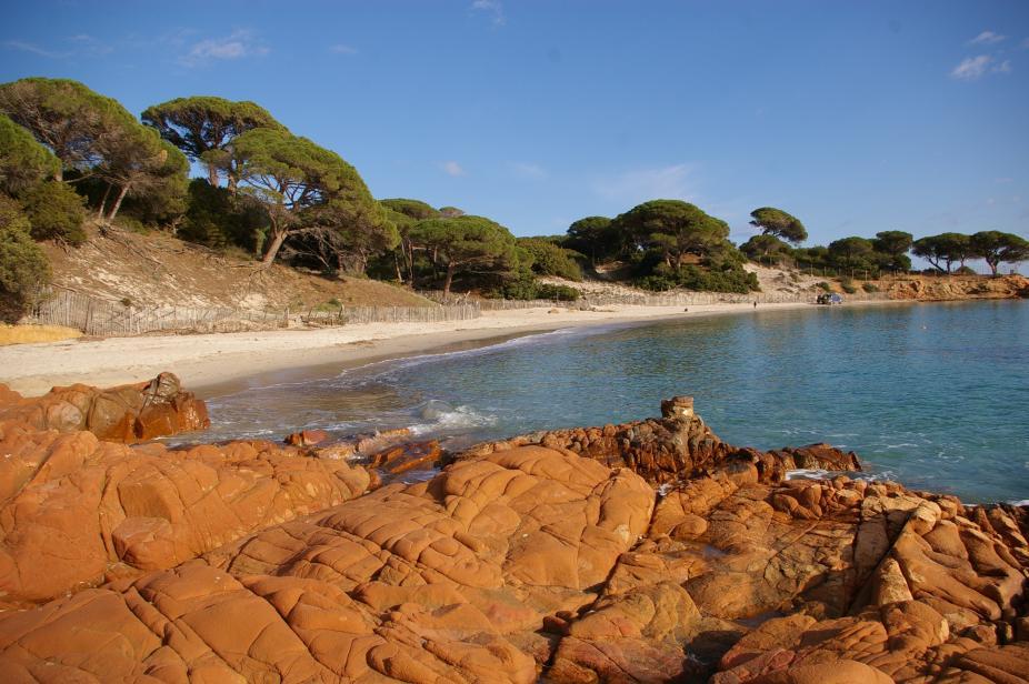 Une plage corse au coucher du soleil