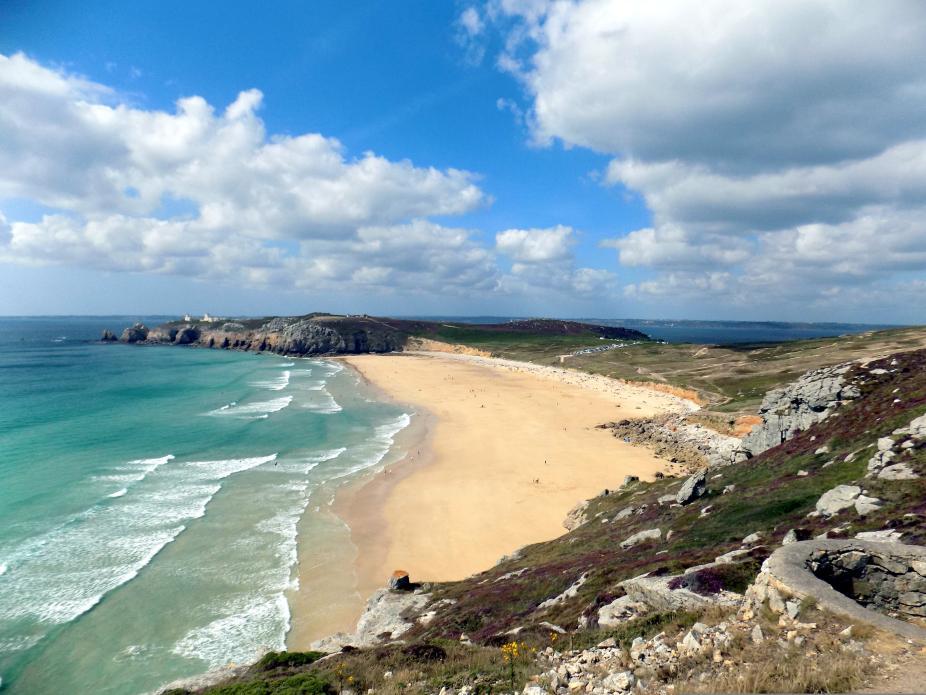 Une plage entre les falaises, en Bretagne