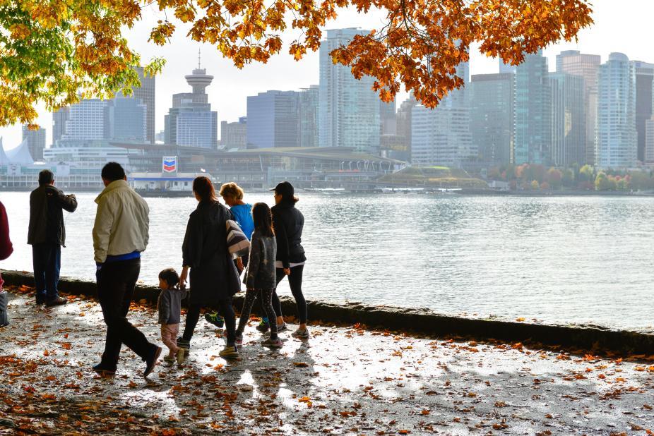Balade au bord de l'eau en automne 