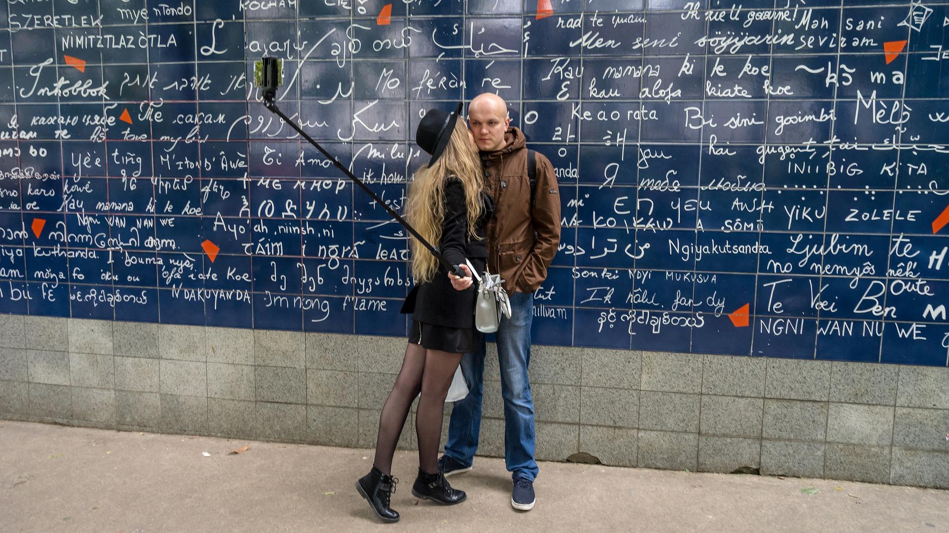 Pour la Saint-Valentin, un baiser devant le mur des Je t'aime 