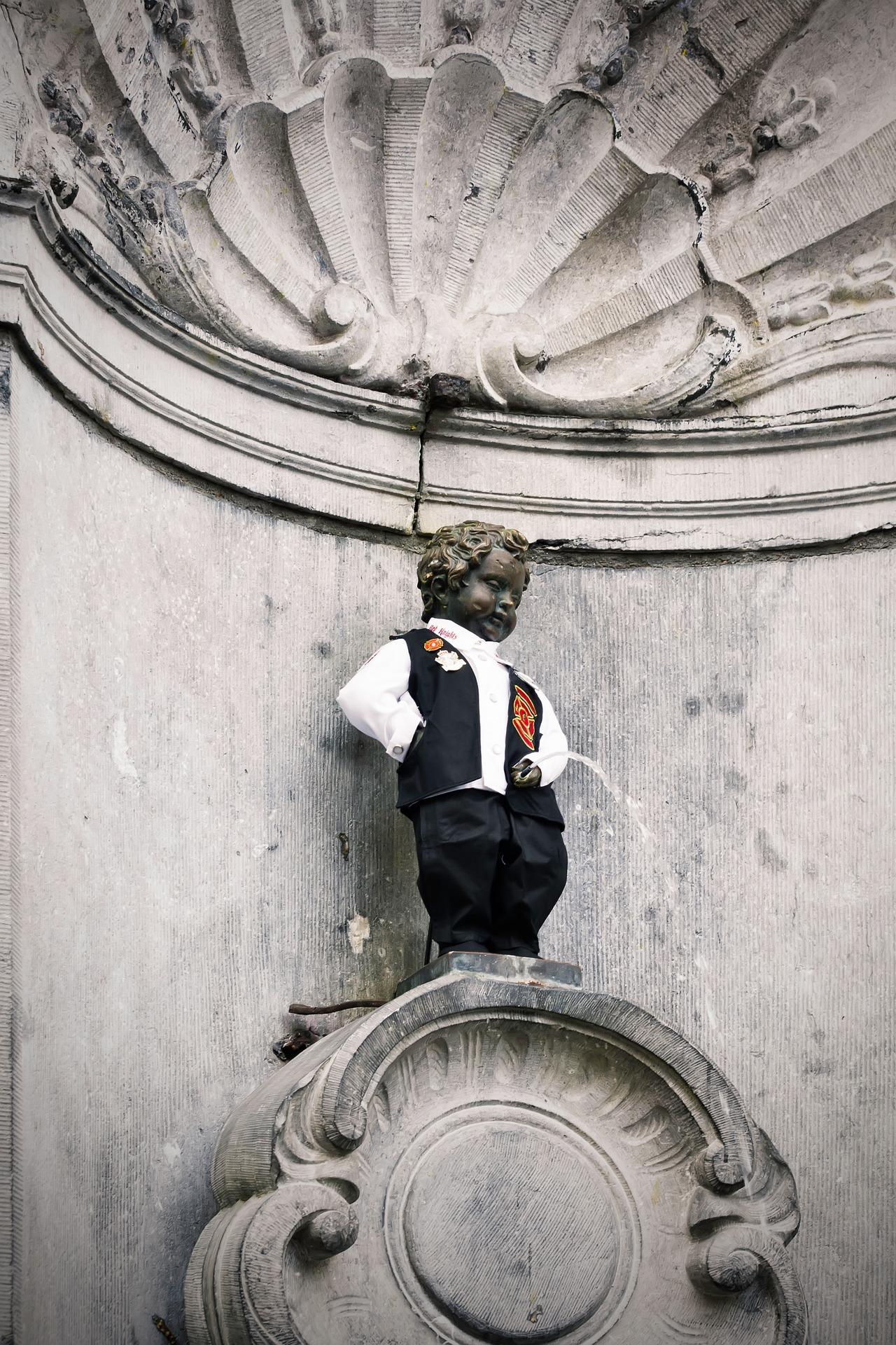 Le Manneken Pis de Bruxelles en costume traditionnel