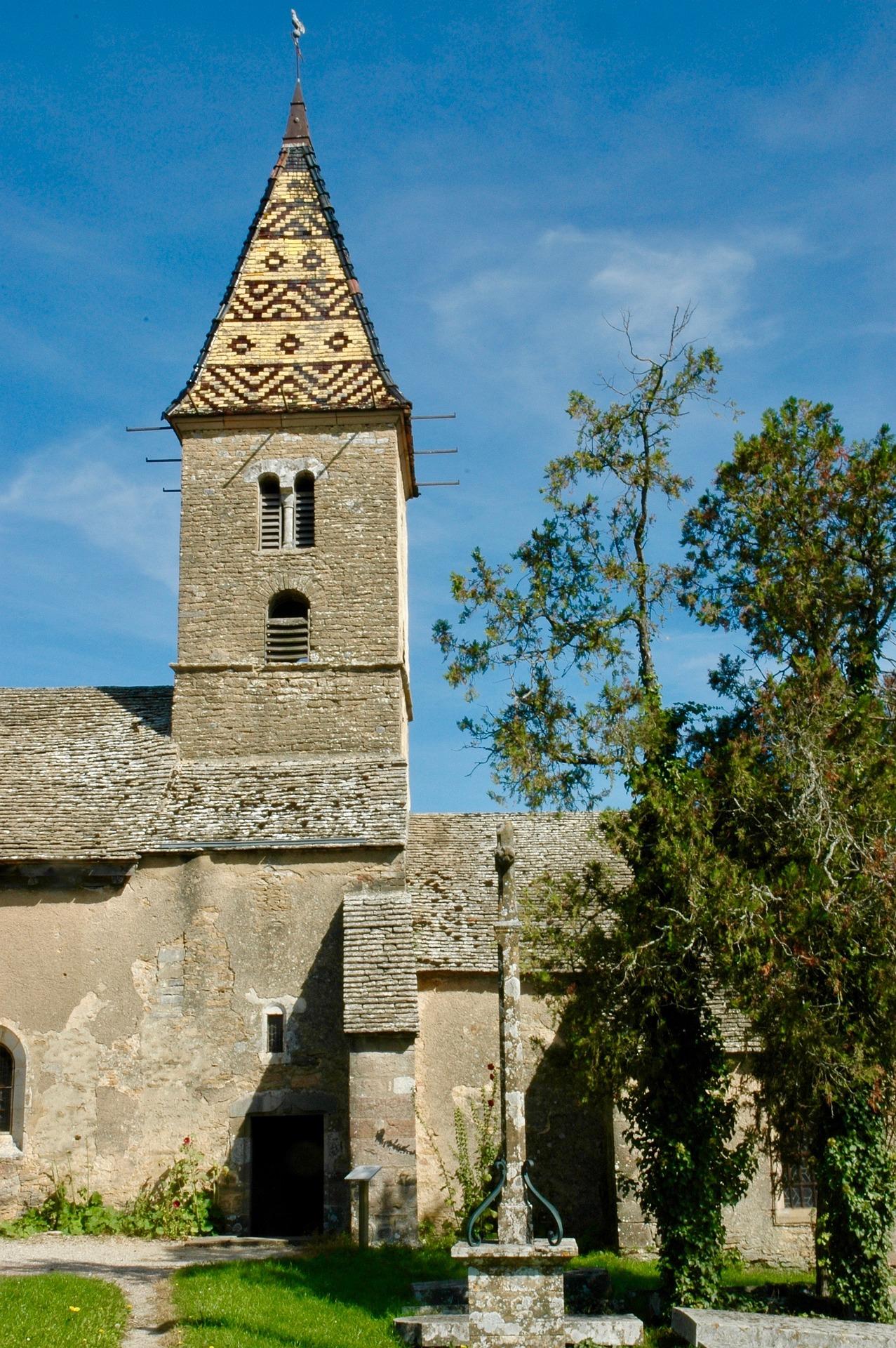 Le clocher d'une église de village en Bourgogne