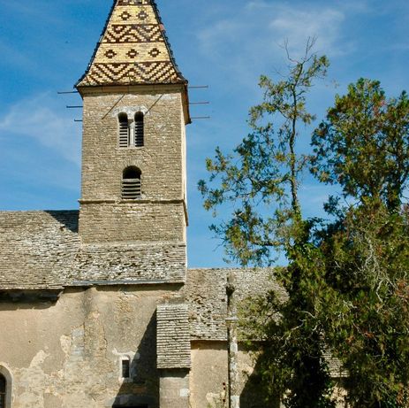 Le clocher d'une église de village en Bourgogne