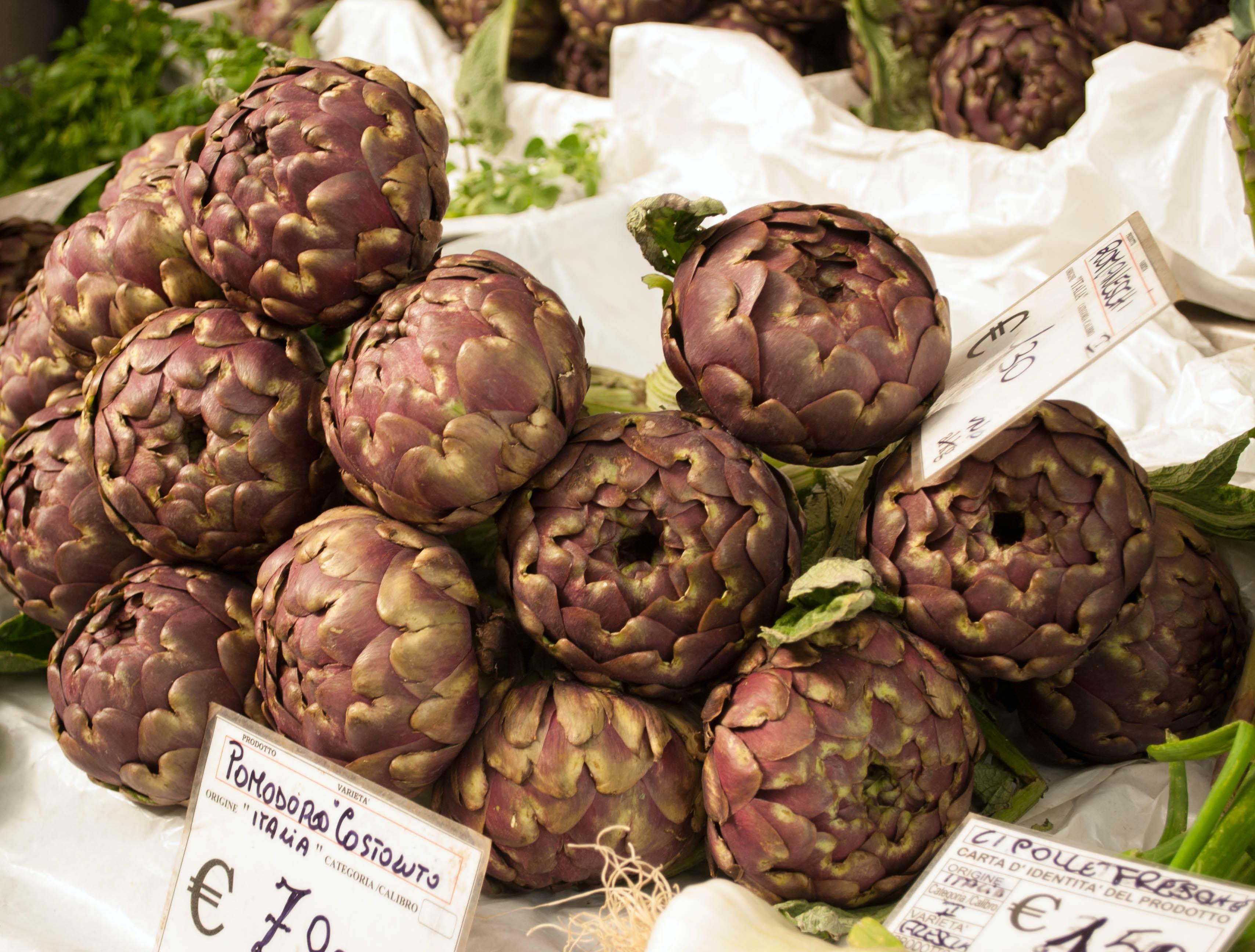 Les artichauts sur le marché, à Rome