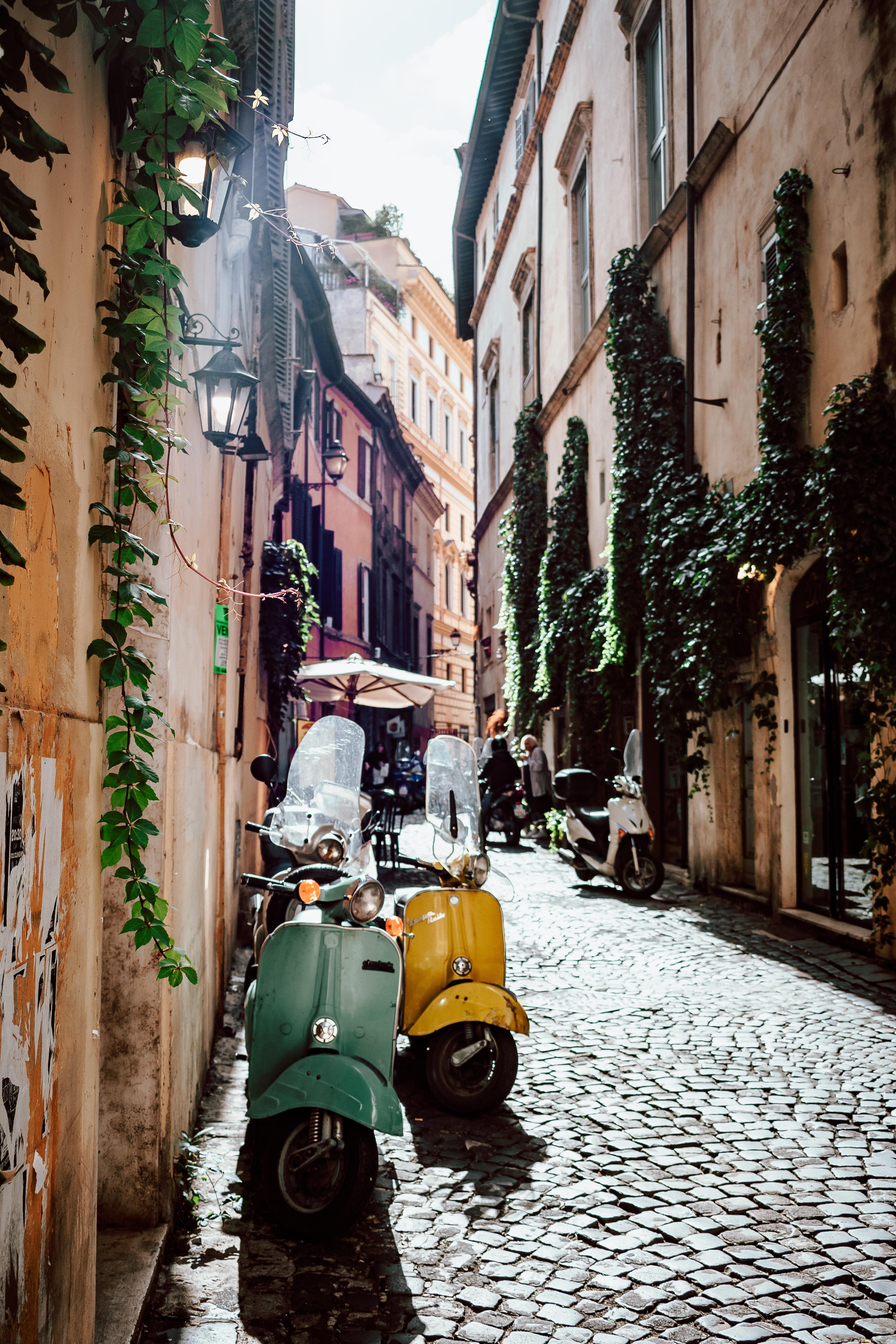 Les vespa dans les rues de Rome