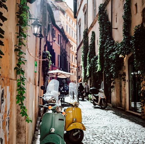 Les vespa dans les rues de Rome