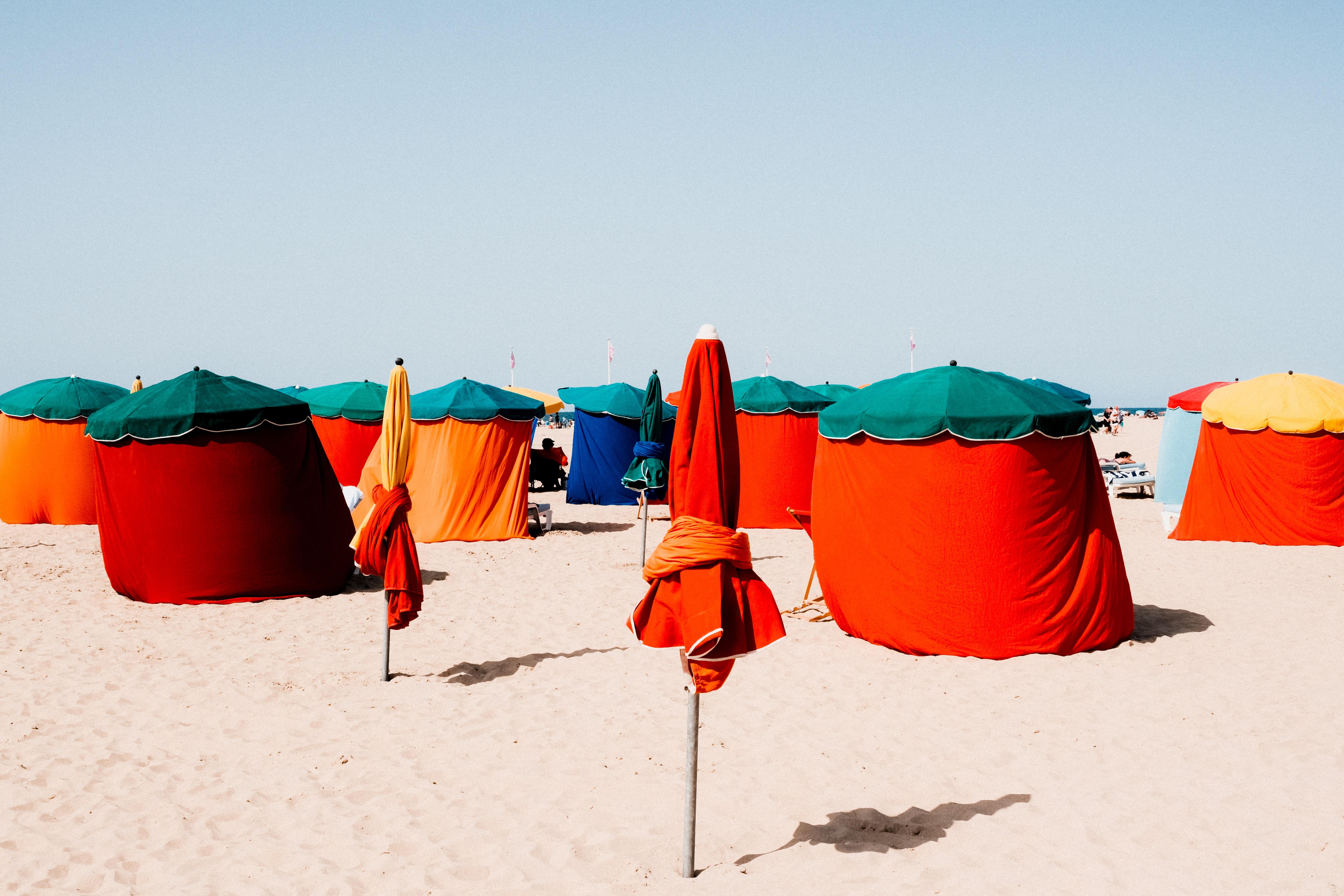 Les cabines et les parasols de la plage de Deauville