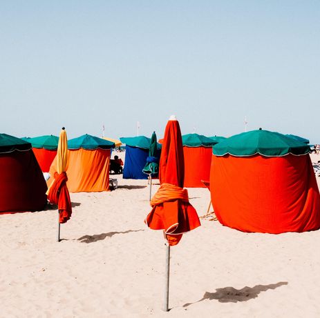 Les cabines et les parasols de la plage de Deauville