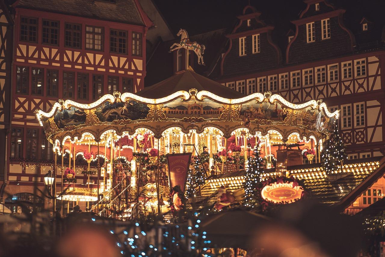 Le carrousel d'un marché de Noël en Allemagne 