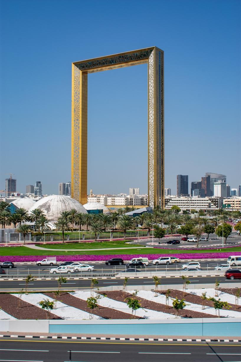 Le grand cadre du parc Zabeel à Dubaï