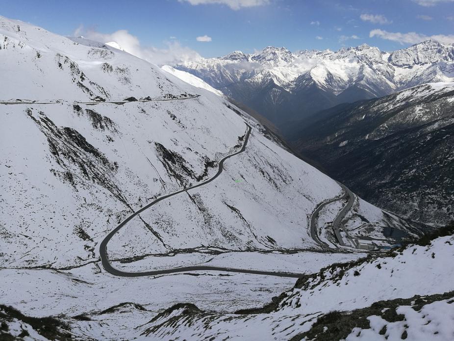 Une route panoramique du Sichuan en hiver