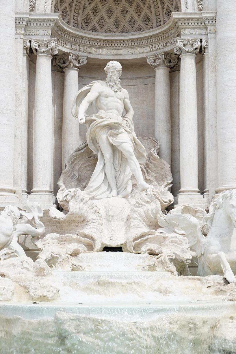 Au centre de la fontaine de Trévi, la statue de l'océan, ou Neptune