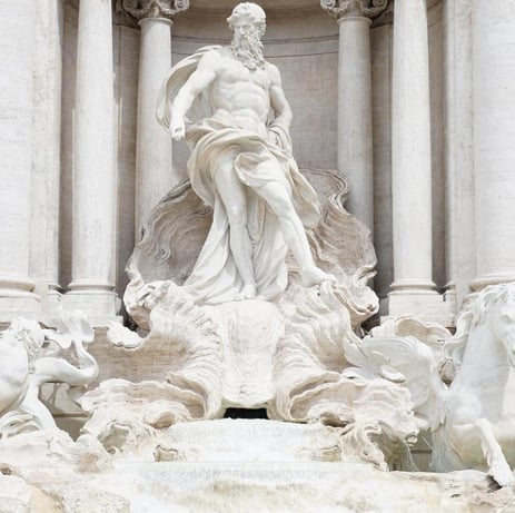 Au centre de la fontaine de Trévi, la statue de l'océan, ou Neptune