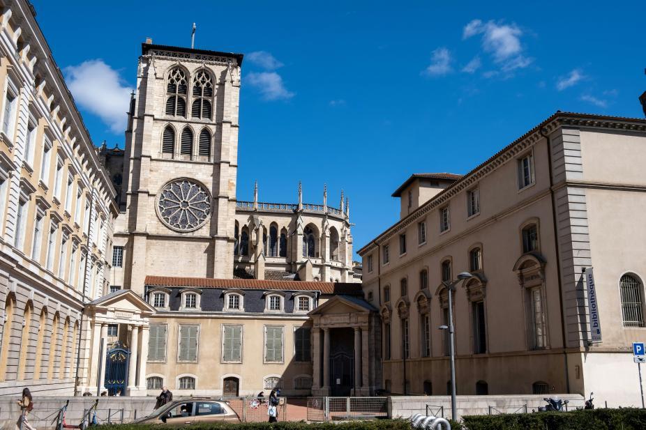 Entrée de la cathédrale primatiale Saint-Jean de Lyon, dans le Vieux Lyon 
